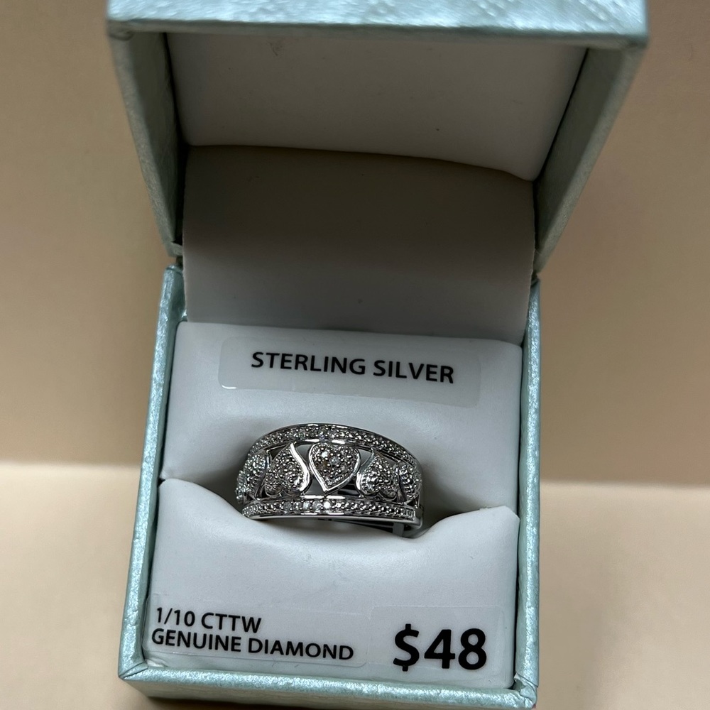 Sterling silver ring. Genuine diamonds